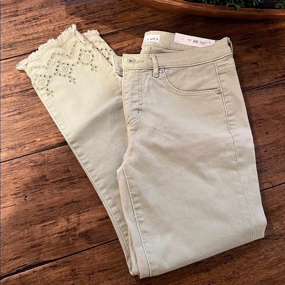 NWT Loft Eyelet Hem Skinny Crop Jeans in Matcha Latte.  Size 2 - Picture 4 of 6
